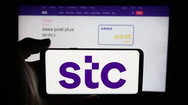 Stuttgart, Almanya - 09-28-2025: Arap iş dünyası Suudi Telekom Şirketi 'nin (STC) logosunun bulunduğu cep telefonu web sayfası önünde ekranda. Telefon ekranına odaklan.