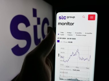 Stuttgart, Almanya - 09-28-2025: Arap iş dünyası Suudi Telekom Şirketi 'nin (STC) web sayfası logo önünde ekranda olan kişi. Telefon ekranının merkezine odaklan.