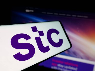 Stuttgart, Almanya - 09-28-2025: İnternet sitesinin önünde Arap iş dünyası Suudi Telekom Şirketi 'nin (STC) logosuna sahip akıllı telefon. Telefon ekranının merkez soluna odaklan.