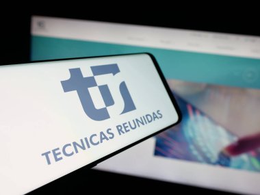 Stuttgart, Almanya - 09-28-2025: İnternet sitesi önünde üzerinde İspanyol Tecnicas Reunidas S.A. (TRSA) logosu bulunan akıllı telefon. Telefon ekranının merkez soluna odaklan.