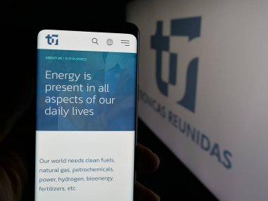 Stuttgart, Almanya - 09-28-2025: İspanyol Tecnicas Reunidas S.A. (TRSA) şirketinin web sayfası logo önünde bulunan kişi. Telefon ekranının merkezine odaklan.
