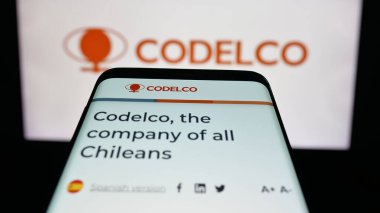 Stuttgart, Almanya - 09-28-2025: Şilili bakır madencilik şirketi Codelco 'nun web sitesi logonun önünde ekranda. Telefon ekranının sol üst kısmına odaklan.