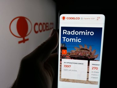 Stuttgart, Almanya - 09-28-2025: Şilili bakır madencilik şirketi Codelco 'nun web sayfası ile logo önünde cep telefonu tutan kişi. Telefon ekranının merkezine odaklan.