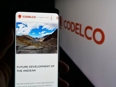 Stuttgart, Almanya - 09-28-2025: Şilili bakır madencilik şirketi Codelco 'nun web sayfası logonun önünde duran kişi. Telefon ekranının merkezine odaklan.
