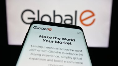 Stuttgart, Almanya - 09-28-2025: E-ticaret şirketi Global-e Online Ltd. 'nin web sitesiyle birlikte cep telefonu logonun önünde ekranda. Telefon ekranının sol üst kısmına odaklan.