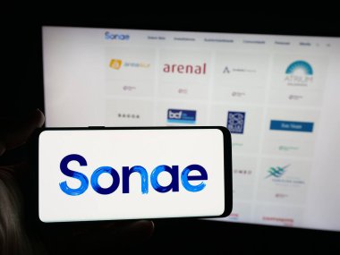 Stuttgart, Almanya - 09-28-2025: Portekizli Sonae SGPS S.A. şirketinin logosuna sahip kişi web sitesinin önünde ekranda. Telefon ekranına odaklan.