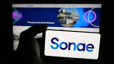 Stuttgart, Almanya - 09-28-2025: Portekizli Sonae SGPS S.A. şirketinin logosunun bulunduğu cep telefonu web sayfası önünde ekranda. Telefon ekranına odaklan.