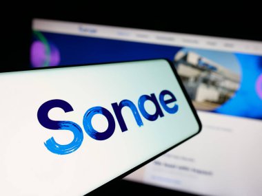 Stuttgart, Almanya - 09-28-2025: Portekizli Sonae SGPS S.A. şirketinin logosuna sahip akıllı telefon web sitesinin önünde ekranda. Telefon ekranının merkez soluna odaklan.