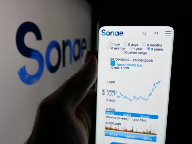 Stuttgart, Almanya - 09-28-2025: Portekizli Sonae SGPS S.A. şirketinin web sayfası ile akıllı telefon sahibi kişi logonun önünde ekranda. Telefon ekranının merkezine odaklan.