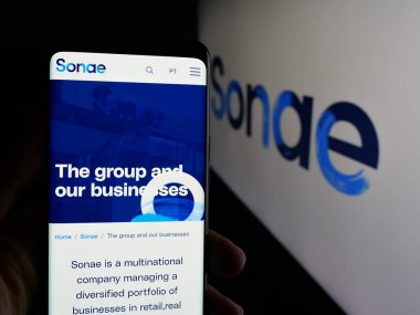 Stuttgart, Almanya - 09-28-2025: Portekizli Sonae SGPS S.A. şirketinin web sayfası olan cep telefonu logosu önünde ekranda. Telefon ekranının merkezine odaklan.