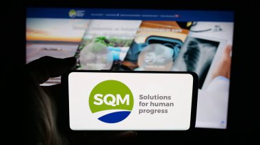 Stuttgart, Almanya - 09-28-2025: Sociedad Quimica y Minera de Chile logosunun bulunduğu cep telefonu web sayfası önünde ekranda. Telefon ekranına odaklan.