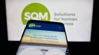 Stuttgart, Almanya - 09-28-2025: Sociedad Quimica y Minera de Chile 'in (SQM) web sitesi logonun önünde ekranda. Telefon ekranının sol üst kısmına odaklan.