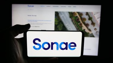 Stuttgart, Almanya - 09-28-2025: Portekizli Sonae SGPS S.A. şirketinin logosunun bulunduğu cep telefonu web sayfası önünde ekranda. Telefon ekranına odaklan.