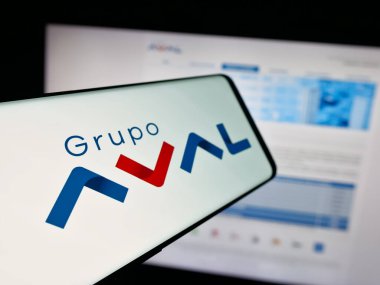 Stuttgart, Almanya - 09-29-2025: Web sitesi önünde ekranda Grupo Aval Acciones y Valores S.A. şirketinin logosuna sahip akıllı telefon. Telefon ekranının merkez soluna odaklan.