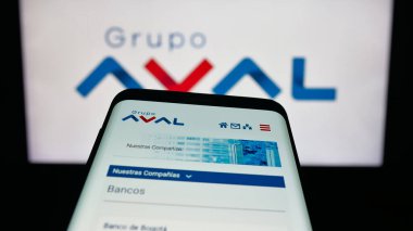 Stuttgart, Almanya - 09-29-2025: Logo önünde Grupo Aval Acciones y Valores S.A. şirketinin web sitesiyle cep telefonu. Telefon ekranının sol üst kısmına odaklan.