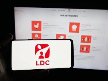 Stuttgart, Almanya - 09-29-2025: Web sitesi önünde Lambert Dodard Chancereul (LDC Group) şirketinin logosuna sahip kişi ekranda. Telefon ekranına odaklan.