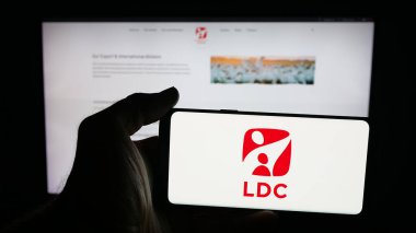 Stuttgart, Almanya - 09-29-2025: Web sayfası önünde Lambert Dodard Chancereul (LDC Group) logosunun bulunduğu cep telefonu sahibi kişi. Telefon ekranına odaklan.