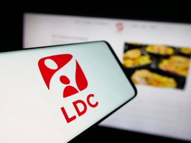 Stuttgart, Almanya - 09-29-2025: Web sitesi önünde Lambert Dodard Chancereul (LDC Group) şirketinin logosuna sahip akıllı telefon. Telefon ekranının merkez soluna odaklan.