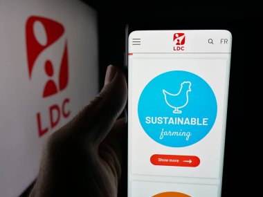 Stuttgart, Almanya - 09-29-2025: Logo önünde Lambert Dodard Chancereul (LDC Group) şirketinin web sayfası olan akıllı telefon sahibi kişi. Telefon ekranının merkezine odaklan.