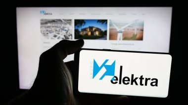 Stuttgart, Almanya - 09-29-2025: Üzerinde Meksikalı perakende şirketi Grupo Elektra 'nın logosu olan cep telefonu sahibi kişi web sitesinin önünde ekranda. Telefon ekranına odaklan.