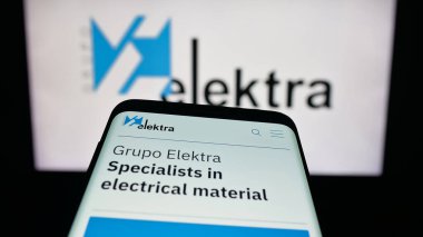 Stuttgart, Almanya - 09-29-2025: Meksikalı perakende şirketi Grupo Elektra 'nın web sitesi logonun önünde ekranda. Telefon ekranının sol üst kısmına odaklan.