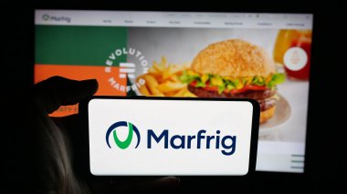 Stuttgart, Almanya - 09-29-2025: Gıda şirketi Marfrig Global Foods S.A. 'nın logosunun bulunduğu cep telefonu web sayfası önünde ekranda. Telefon ekranına odaklan.