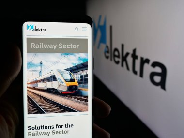 Stuttgart, Almanya - 09-29-2025: Meksikalı perakende şirketi Grupo Elektra 'nın internet sayfası olan cep telefonu logonun önünde ekranda. Telefon ekranının merkezine odaklan.