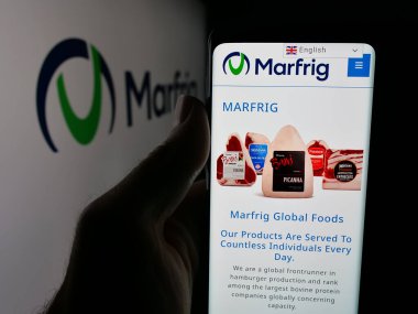 Stuttgart, Almanya - 09-29-2025: Marfrig Global Foods S.A. adlı gıda şirketinin internet sayfası olan cep telefonu logonun önünde ekranda. Telefon ekranının merkezine odaklan.