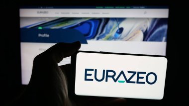 Stuttgart, Almanya - 09-29-2025: Fransız yatırım şirketi Eurazeo SE 'nin logosunun bulunduğu cep telefonu web sayfasının önünde ekranda. Telefon ekranına odaklan.