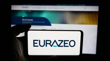 Stuttgart, Almanya - 09-29-2025: Fransız yatırım şirketi Eurazeo SE 'nin logosunun bulunduğu cep telefonu web sayfası önünde ekranda. Telefon ekranına odaklan.