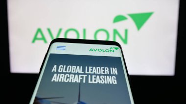Stuttgart, Almanya - 09-29-2025: Uçak kiralama şirketi Avolon Aerospace 'in web sitesiyle birlikte logo önünde ekranda. Telefon ekranının sol üst kısmına odaklan.