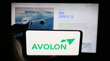 Stuttgart, Almanya - 09-29-2025: Uçak kiralama şirketi Avolon Aerospace 'in logosunun bulunduğu cep telefonu web sayfası önünde ekranda. Telefon ekranına odaklan.
