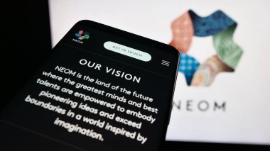 Stuttgart, Almanya - 09-29-2025: Suudi Arabistan gayrimenkul projesi NEOM 'un web sitesi olan cep telefonu logonun önünde ekranda. Telefon ekranının sol üst kısmına odaklan.