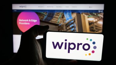 Stuttgart, Almanya - 09-29-2025: Hint teknoloji şirketi Wipro Limited 'in logosunun bulunduğu cep telefonu web sayfasının önünde ekranda. Telefon ekranına odaklan.