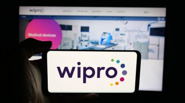 Stuttgart, Almanya - 09-29-2025: Hint teknoloji şirketi Wipro Limited 'in logosunun bulunduğu cep telefonu web sayfası önünde ekranda. Telefon ekranına odaklan.