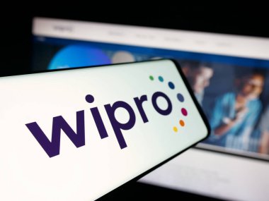 Stuttgart, Almanya - 09-29-2025: Hint teknoloji şirketi Wipro Limited 'in logosuna sahip akıllı telefon web sitesinin önünde ekranda. Telefon ekranının merkez soluna odaklan.