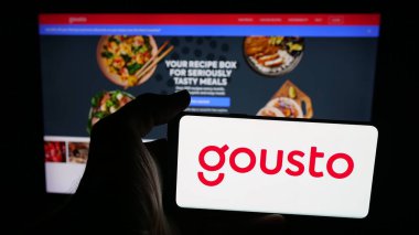 Stuttgart, Almanya - 09-29-2025: Yemek şirketi Gousto 'nun logosunun (SCA Investments Limited) bulunduğu cep telefonu web sayfası önünde ekranda. Telefon ekranına odaklan.