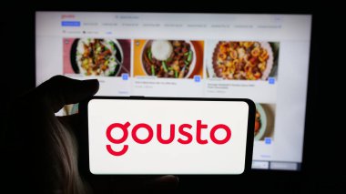 Stuttgart, Almanya - 09-29-2025: Yemek şirketi Gousto 'nun logosunun (SCA Investments Limited) bulunduğu cep telefonu web sayfası önünde ekranda. Telefon ekranına odaklan.