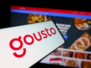 Stuttgart, Almanya - 09-29-2025: Yemek şirketi Gousto 'nun logosuna sahip akıllı telefon (SCA Investments Limited) web sitesi önünde ekranda. Telefon ekranının soluna odaklan.