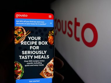 Stuttgart, Almanya - 09-29-2025: Yemek şirketi Gousto 'nun (SCA Investments Limited) web sayfası olan cep telefonu logonun önünde ekranda. Telefon ekranının merkezine odaklan.