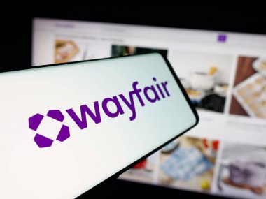 Stuttgart, Almanya - 09-29-2025: İnternet sitesinin önünde ekranda ABD 'li e-ticaret şirketi Wayfair Inc.' in logosunun yer aldığı akıllı telefon. Telefon ekranının merkez soluna odaklan.