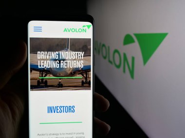 Stuttgart, Almanya - 09-29-2025: Uçak kiralama şirketi Avolon Aerospace 'in web sayfası olan cep telefonu logonun önünde ekranda. Telefon ekranının merkezine odaklan.