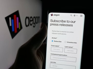 Stuttgart, Almanya - 10-01-2025: Hollandalı sigorta şirketi Aegon Ltd. 'nin web sayfası ile akıllı telefon sahibi kişi logonun önünde ekranda. Telefon ekranının merkezine odaklan.