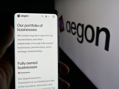 Stuttgart, Almanya - 10-01-2025: Hollandalı sigorta şirketi Aegon Ltd. 'nin internet sayfası olan cep telefonu logonun önünde ekranda. Telefon ekranının merkezine odaklan.