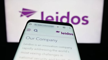 Stuttgart, Almanya - 10-01-2025: ABD 'li savunma şirketi Leidos Holding Inc.' nin web sitesi ile birlikte logo önünde ekranda. Telefon ekranının sol üst kısmına odaklan.