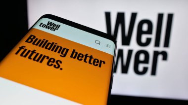 Stuttgart, Almanya - 10-01-2025: ABD sağlık şirketi Welltower Inc. 'in web sitesi bulunan cep telefonu logonun önünde ekranda. Telefon ekranının sol üst kısmına odaklan.