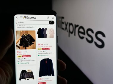 Stuttgart, Almanya - 10-01-2025: Çinli e-ticaret şirketi AliExpress 'in internet sayfası olan cep telefonu logonun önünde ekranda. Telefon ekranının merkezine odaklan.