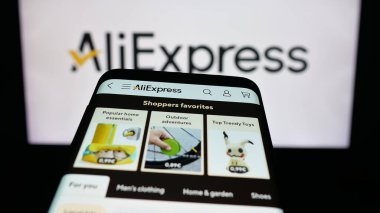 Stuttgart, Almanya - 10-01-2025: Çinli e-ticaret şirketi AliExpress 'in web sitesi ile cep telefonu logonun önünde ekranda. Telefon ekranının sol üst kısmına odaklan.
