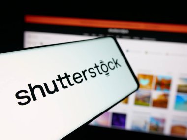 Stuttgart, Almanya - 10-01-2025: Stok fotoğrafçılık şirketi Shutterstock Inc. 'in logosuna sahip akıllı telefon web sitesinin önünde ekranda. Telefon ekranının soluna odaklan.