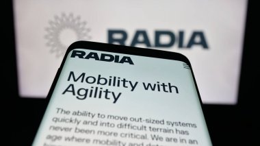 Stuttgart, Almanya - 10-04-2025: ABD 'li havacılık şirketi Radia Inc.' in web sitesi ile birlikte logo önünde cep telefonu. Telefon ekranının sol üst kısmına odaklan.